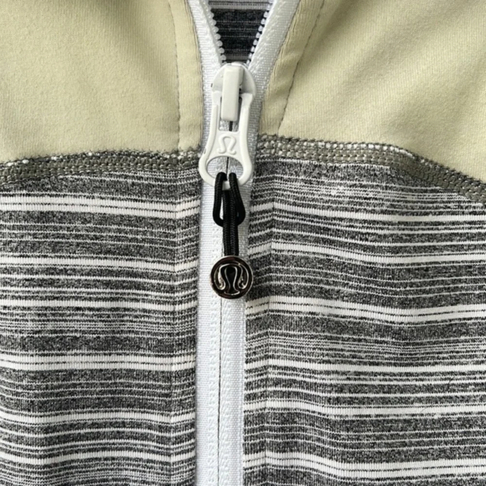 Lululemon Athletica In Stride Full Zip Jacket in Charcoal Stripes & Ivory Size 6